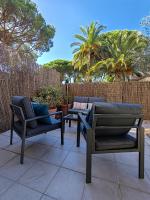 Studio avec coin nuit climatisé avec grande terrasse et parking au pied de la Marina et de la plage de Fréjus - Chambres d'hôtes Fréjus