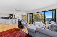 Beachfront Beach House, backyard opens to sand. Sleeps 8. - B&B Long Beach