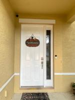 Modern Tropical Family Retreat near Legoland, Disney, Universal and Bok Towers - B&B Kissimmee