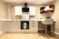Derby Town Luxe studio room with own bathroom and kitchenette - B&B Derby