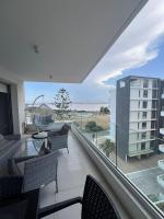 Majestic Sunset Salt Lake Views 300m from beach - Chambres d’hôtes Larnaca