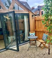 Summerland Summerhouse - Uniquely private, central and stunning - B&B Barnstaple