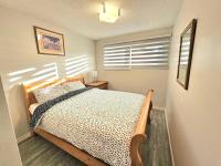 Kirvia's retreat "entire home" 8 minutes to WEM - B&B Edmonton