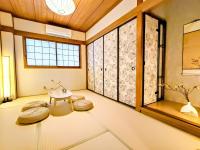 Luna Luxury 4BR Family Villa with Parking - 2 mins from Osaka-ko Station, near EXPO, USJ, Kaiyukan - Chambres d'hôtes Osaka