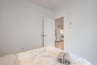 Cozy 1BR Apt, Steps from Top Spots, Restaurants - Bed and Breakfast Montréal