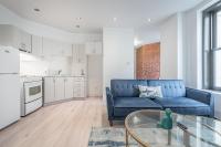Cozy 1BR Apt, Steps from Top Spots, Restaurants - Chambres d’hôtes Montréal