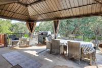 Covered Patio and Game Room New Braunfels Home! - B&B New Braunfels