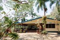 Mount Panorama sea and valley views whole house and garden private - Chambres d'hôtes Port Douglas