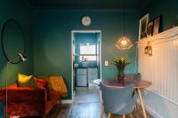 Indulge in an Urban Oasis at Green Points Snug - B&B Città del Capo