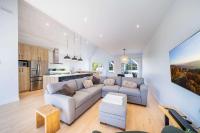 Absolute Comfort with Spa & Game Room - Base Camp - B&B Beaupré