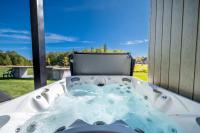 Absolute Comfort with Spa & Game Room - Base Camp - B&B Beaupré