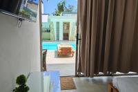 Habitación con cama extragrande y vistas a la piscina