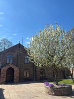 Courtyard House- Luxury Holiday House with floodlit Tennis court - BRAND NEW - B&B Northallerton