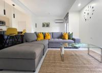 Eshae Living - Stylish 2BR Condo - B&B Kingston