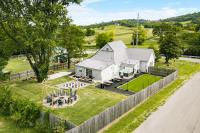 Shelbyville Farmhouse w/ Hot Tub, Fire Pit & Grill - Chambres d'hôtes Shelbyville