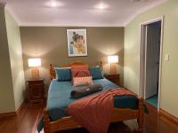 Cheerful Sunny Garden Close Fremantle Netflix Wine - B&B Hamilton Hill