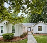 Modern Luxe Retreat near Braves Fast WiFi and Parking - B&B Marietta