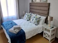 Habitación con cama grande