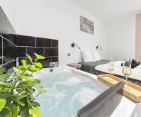 Balnéo privée & cinéma XXL - Logement premium à Tourcoing - B&B Tourcoing