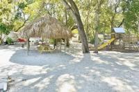 Waterfront Tiny Home Pool Dock Kayaks Paddleboards - Bed and Breakfast Key Largo