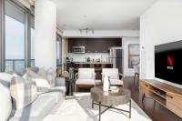 Luxury Bay Street Condo w Patio Sleeps 8 - B&B Toronto