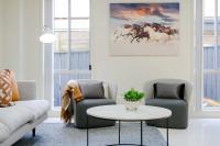 6BR House & Gym Walk to Moorebank Train Station - B&B Moorebank