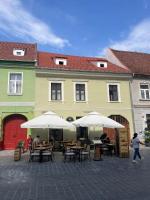 Radu's - Traditional Ultracentral Apartment in the Old Town - B&B Braşov