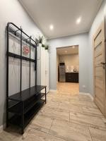 Apartmanet FLAMING z balkonem, darmowe parkowanie, naprzeciw PKP i PKS, doba hotelowa aż do 12tej, FV, self check in - B&B Opole