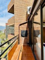 Excellent location and views Spacious 1 bedroom apartment with a sofa bed just steps from Costanera Center it features air conditioning and Wi-Fi and is situated between the El Golf and Tobalaba metro stations Free parking included - Chambres d'hôtes Santiago