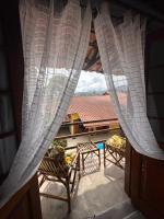 Zimmer mit Queensize-Bett und Balkon
