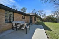 Hialeah Home Sleeps 6 Yard King Suite - Bed and Breakfast Houston