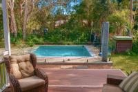 Noosa Lake retreat - Stunning Queenslander steps to the lake - B&B Weyba Downs