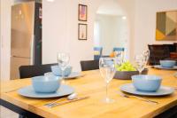 Family Beach Retreat - 4BR, Pool, BBQ, Ducted AC - B&B Mooloolabah