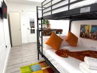 4 Modern Ground Floor Apartments With Private Kitchens and Bathrooms, Sleeps Up to 18, London - B&B London