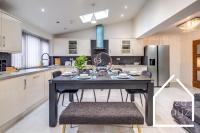 Spacious 4 Bedroom House with Pool table And Pac-Man Games In The City Centre - B&B Manchester