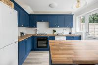 Shell Cove - With Sunny Rear Patio Near Harbourside Park - B&B Poole