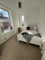 Bright 2 Bedroom Apartment With Parking - B&B Nottingham