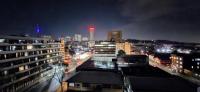 Maboneng Johannesburg Artsy Apartment 2 mins away from M2 Highway - Highly Secure with Full Backup Water & Electric - B&B Johannesburg