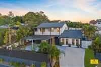 Modern Holland Park Home with Easy City Access - Bed and Breakfast Brisbane
