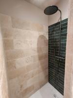 Zimmer mit Queensize-Bett und Gartenblick