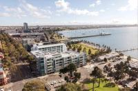 THE WATERFRONT APARTMENTS 1 Bedroom Studio Apartment with Street Views located on the Geelong Waterfront - 4704 - B&B Geelong