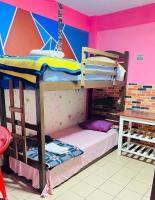 Cama en habitación compartida con 4 camas