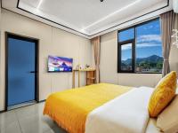Zimmer mit Kingsize-Bett und Bergblick