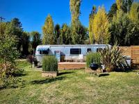 Peaceful Farm Airstream Camper Retreat - Hot Tub - Chambres d’hôtes Eureka