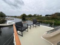 Beautiful boat in rural surroundings near Beverley - B&B Tickton