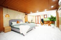 King Studio with Sofa Bed