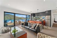 Charming Lakeview Home with Remarkable Views - Bed and Breakfast Queenstown