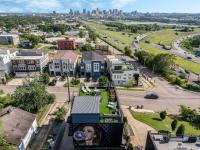 5 Min to Nissan, Big Rooftop, Murals, Skyline Views, Less than 10 Mins to 5 Points and Broadway, Rooftop Grill, Garage Spaces and Ample Parking, 24 Hr Hospitality, Great for Groups - Bed and Breakfast Nashville