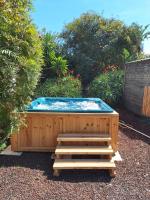 Sleeps 12 Family Villa By The Sea W Jacuzzi & Pool - Bed and Breakfast Caesarea
