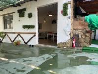 Guest house with shared pool. - B&B Coria del Río